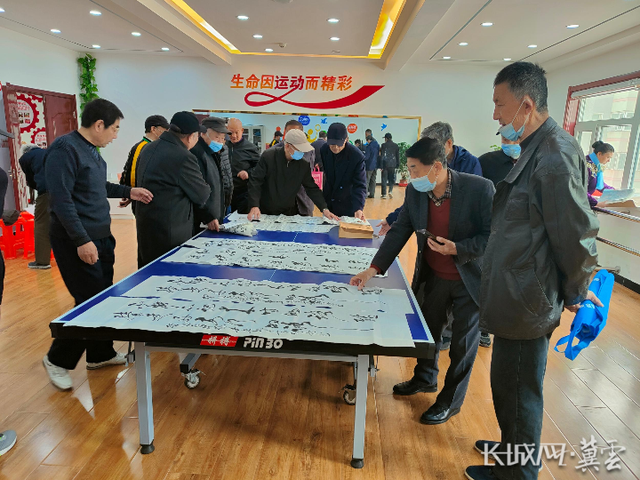 老人们在社区居家养老服务站交流书法。白月 供图